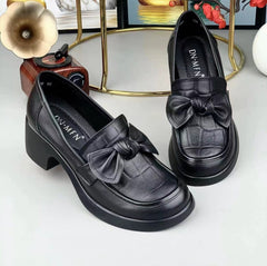 Нови кожени обувки с нисък ток и мека подметка, украсени с панделка