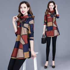 Стилна дамска тениска с висока яка и кариран принт