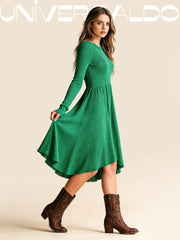 Рокля в Един Цвят с Кръгла Яка и Дълъг Ръкав