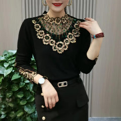 Тази нова топла риза с дълъг ръкав е изработена от висококачествен кадифе и е с дантелена яка, което я прави идеална за носене през есента и зимата.