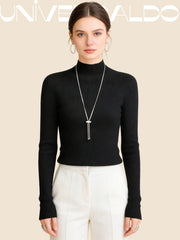 Вълнена Плетена Блуза с Полу-Висока Яка и Прилепнал Крой