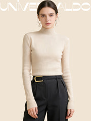 Вълнена Плетена Блуза с Полу-Висока Яка и Прилепнал Крой