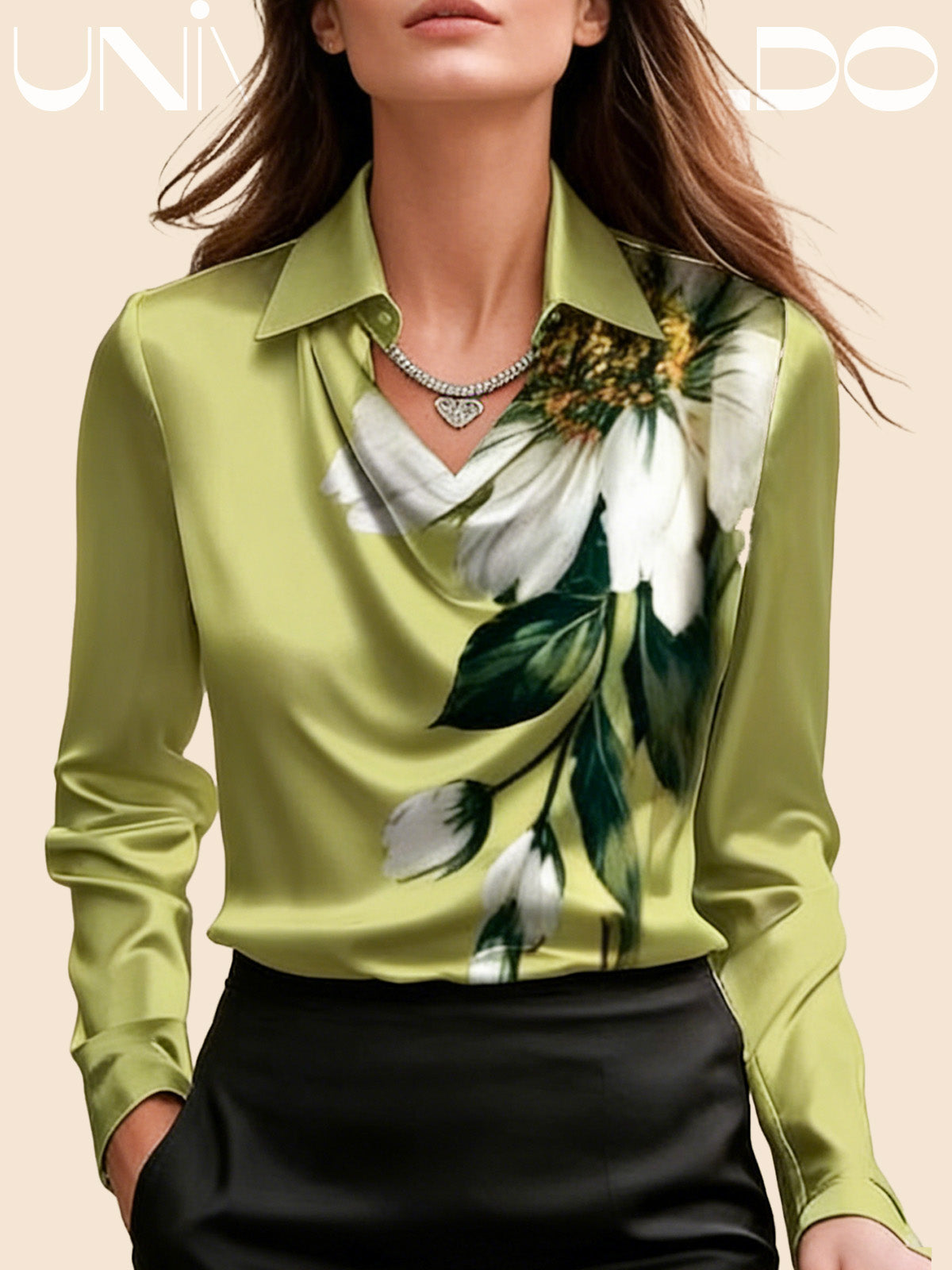 Лъскава Блуза С Дълбоко Яке И Воденеща Драперия