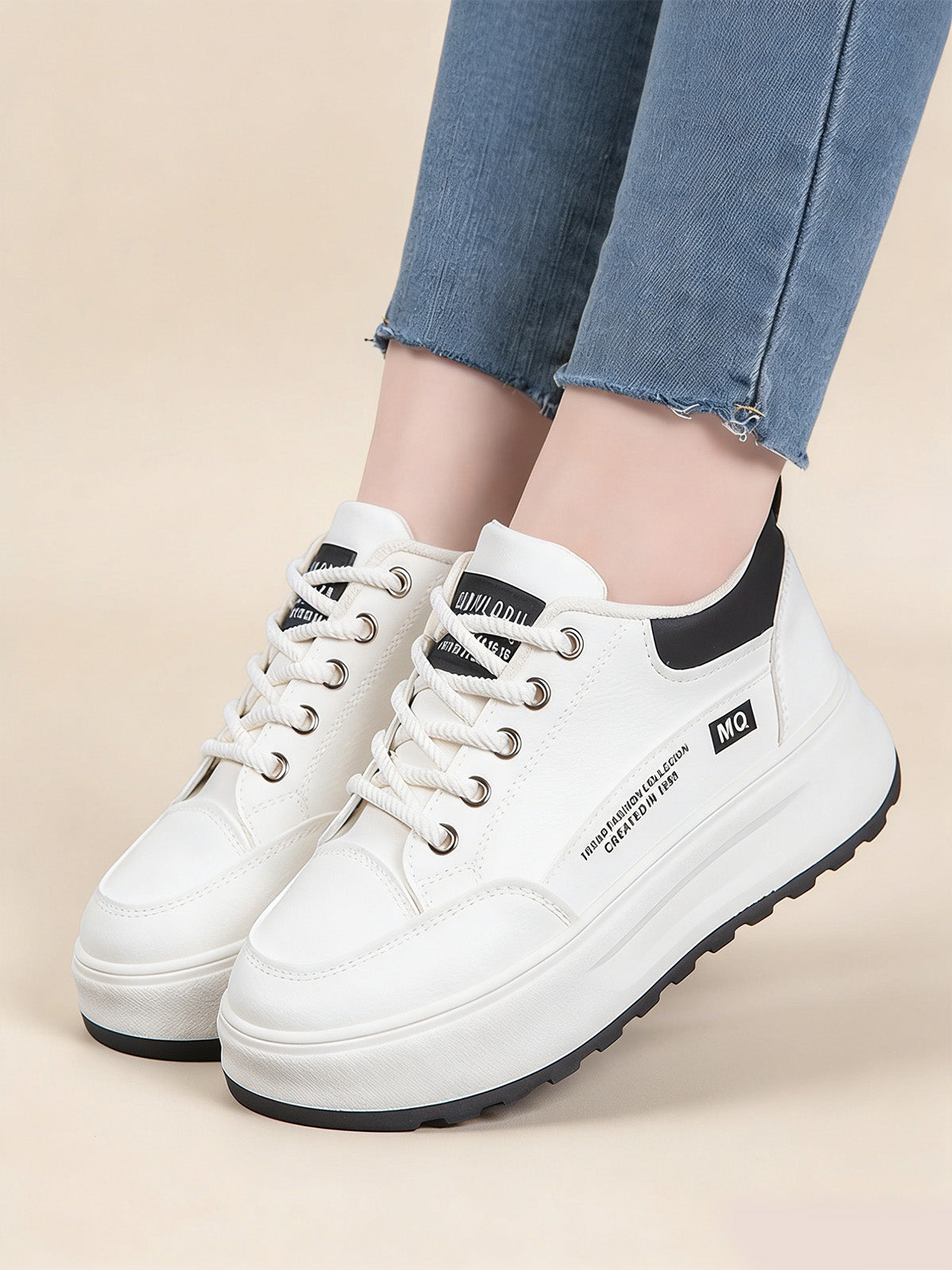 Бели спортни обувки с дебела и мека подметка