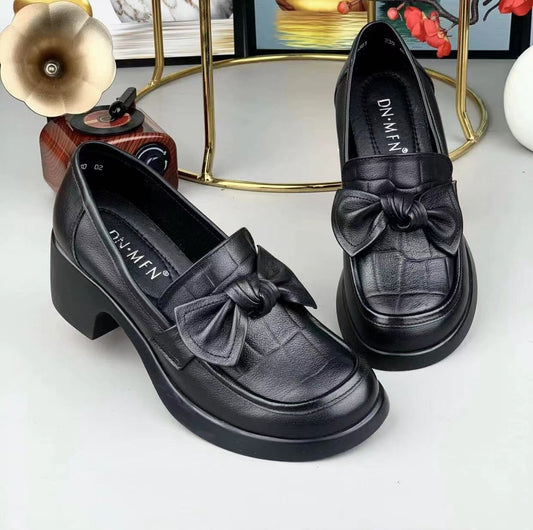 Нови кожени обувки с нисък ток и мека подметка, украсени с панделка
