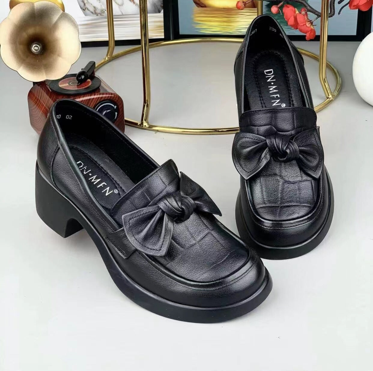 Нови кожени обувки с нисък ток и мека подметка, украсени с панделка