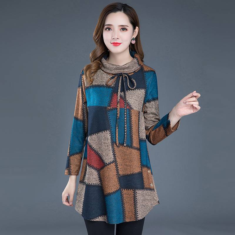 Стилна дамска тениска с висока яка и кариран принт