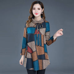 Стилна дамска тениска с висока яка и кариран принт