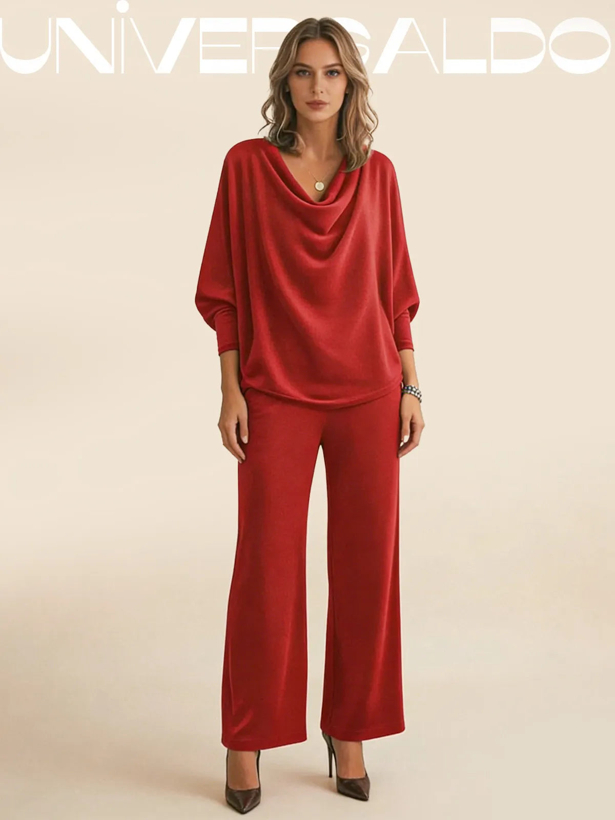 Удобен комплект от две части от кадифена тениска и панталон с еластично деколте