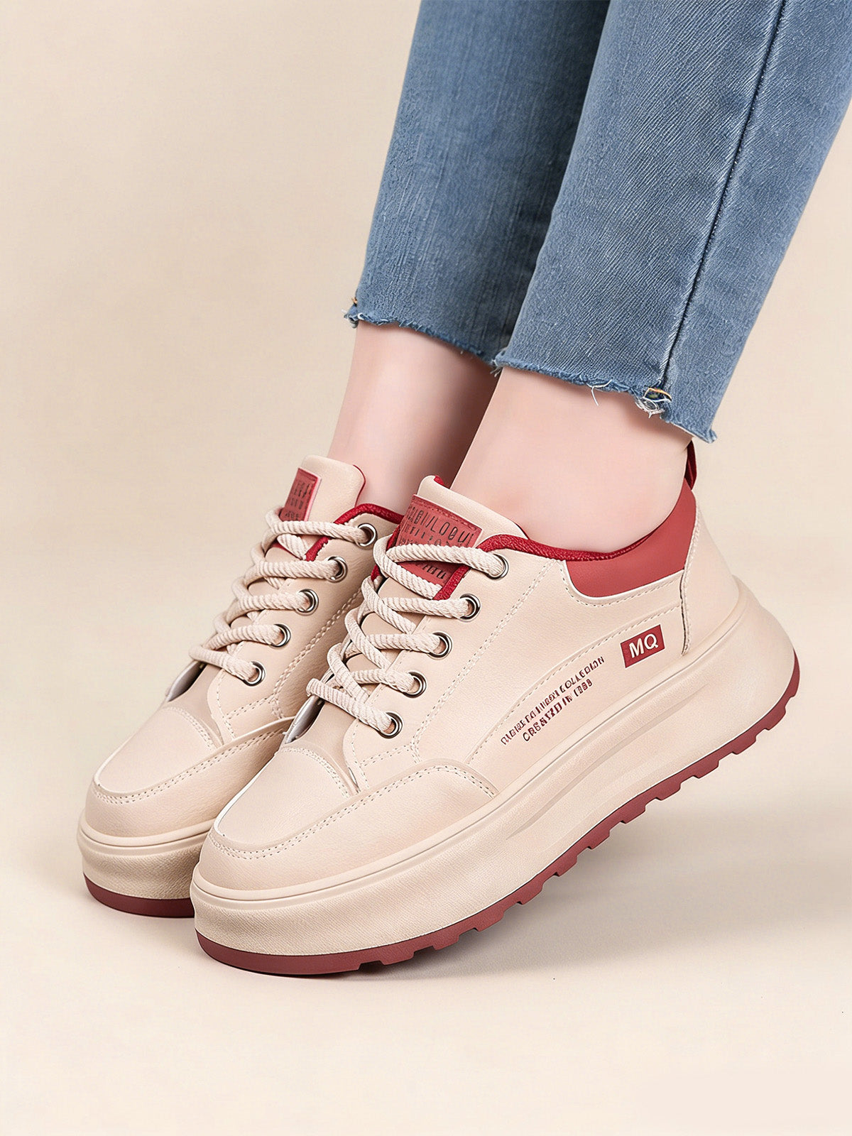 Бели спортни обувки с дебела и мека подметка