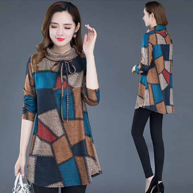 Стилна дамска тениска с висока яка и кариран принт