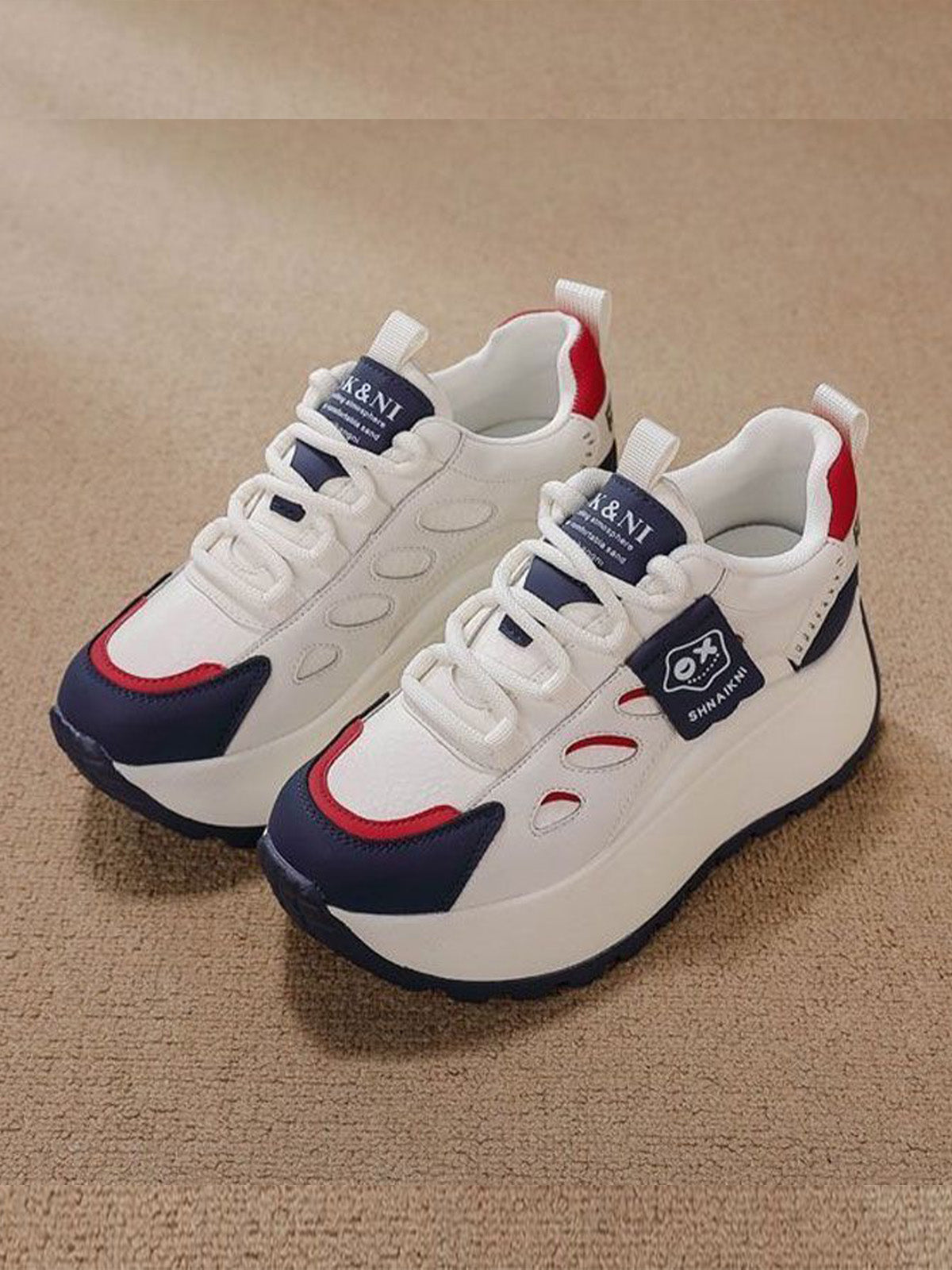 Спортни Обувки с Комбинирани Цветове, Дебела Подметка и Вградена Височина