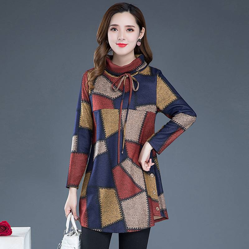 Стилна дамска тениска с висока яка и кариран принт