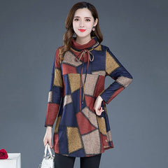 Стилна дамска тениска с висока яка и кариран принт