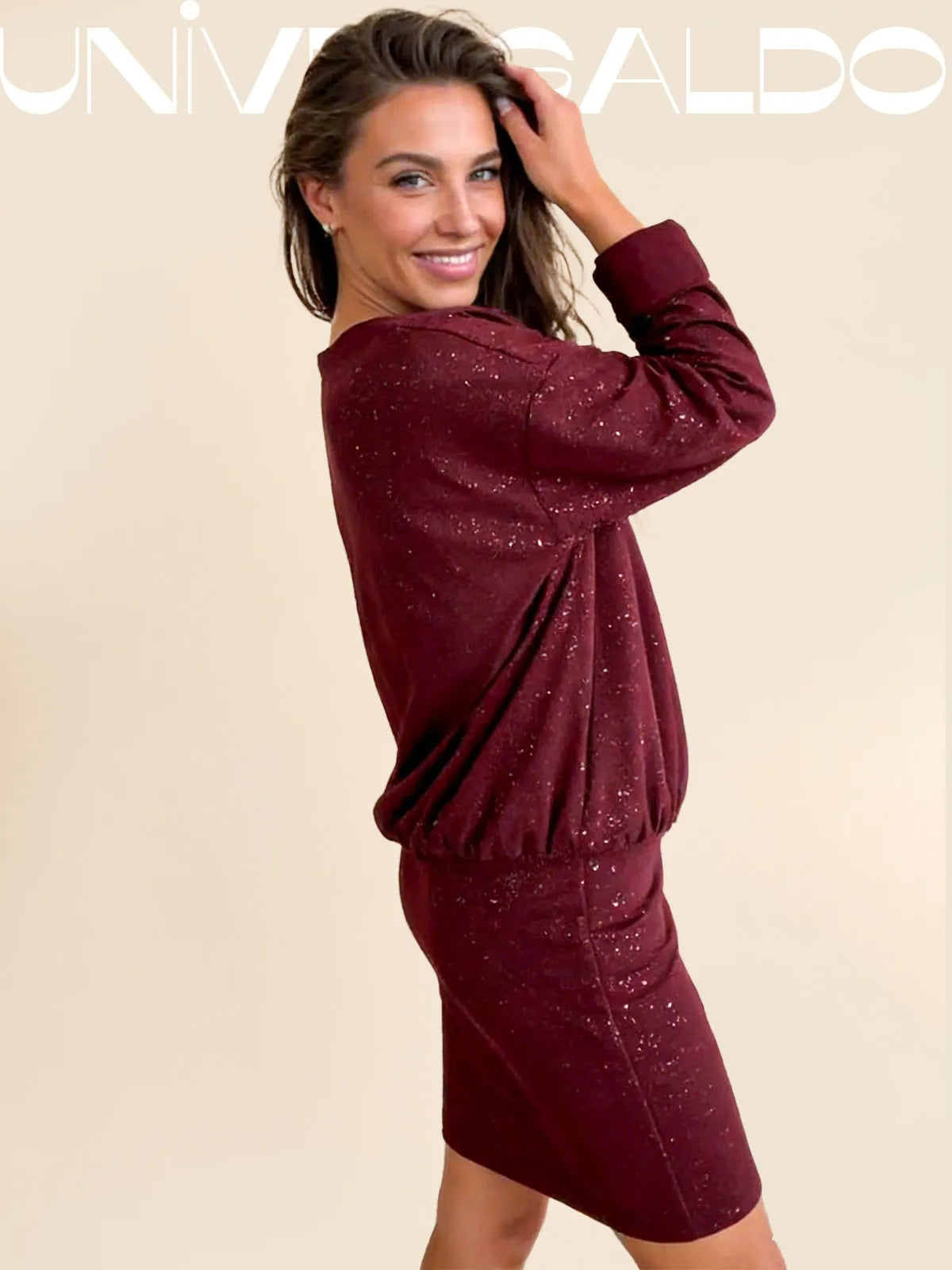 Празнична Рокля с Кръгла Яка и Лъскави Детайли