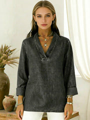 Риза с V-Яка и Деним Ефект в Един Цвят