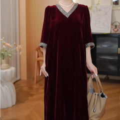 В-образна Рокля От Кадифе С Диамантени Украшения