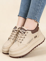 Бели спортни обувки с дебела и мека подметка